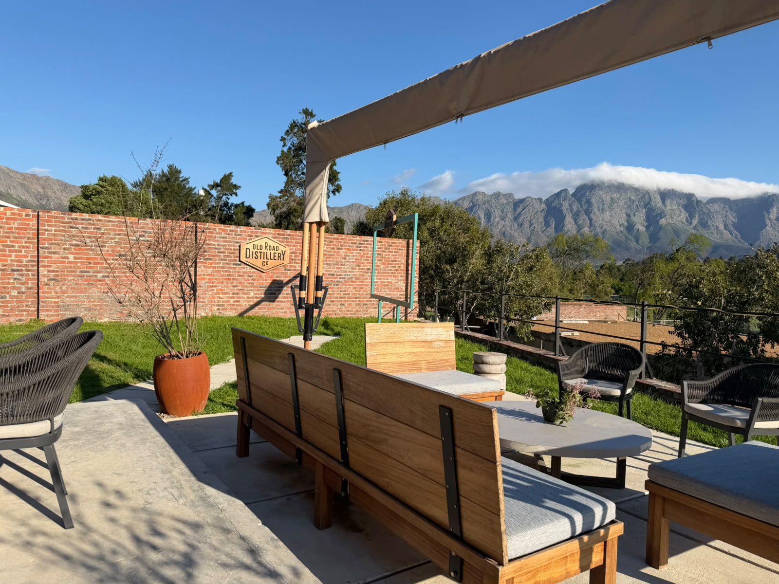 Terrasse mit Sofa und Bergpanorama