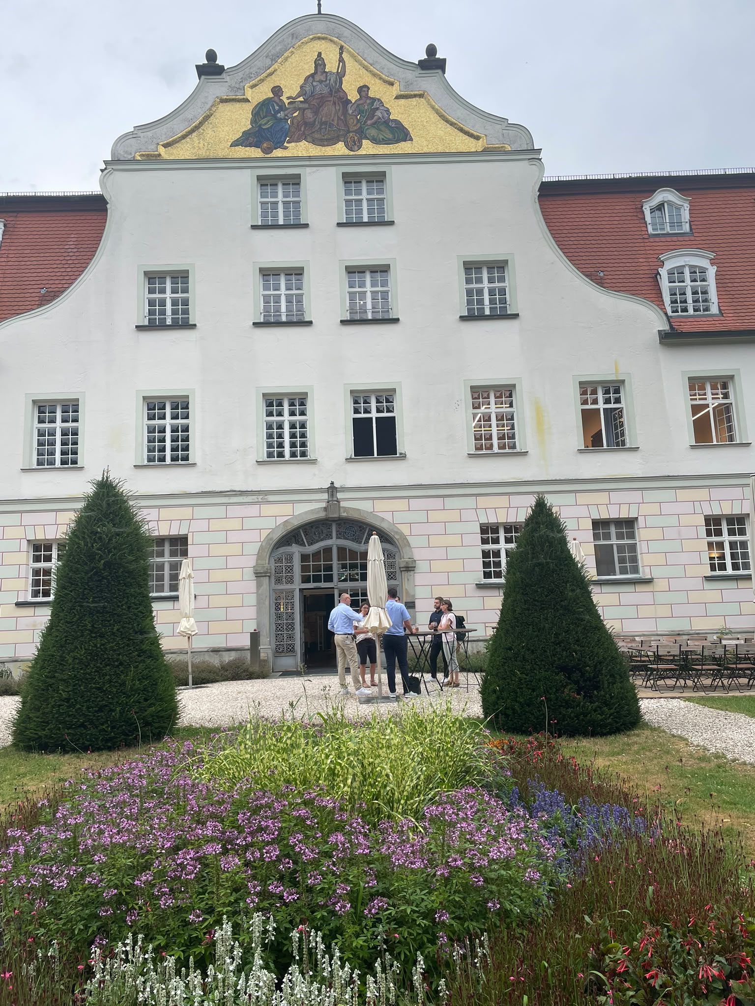 Schlossgebäude mit Garten und Blumenbeet