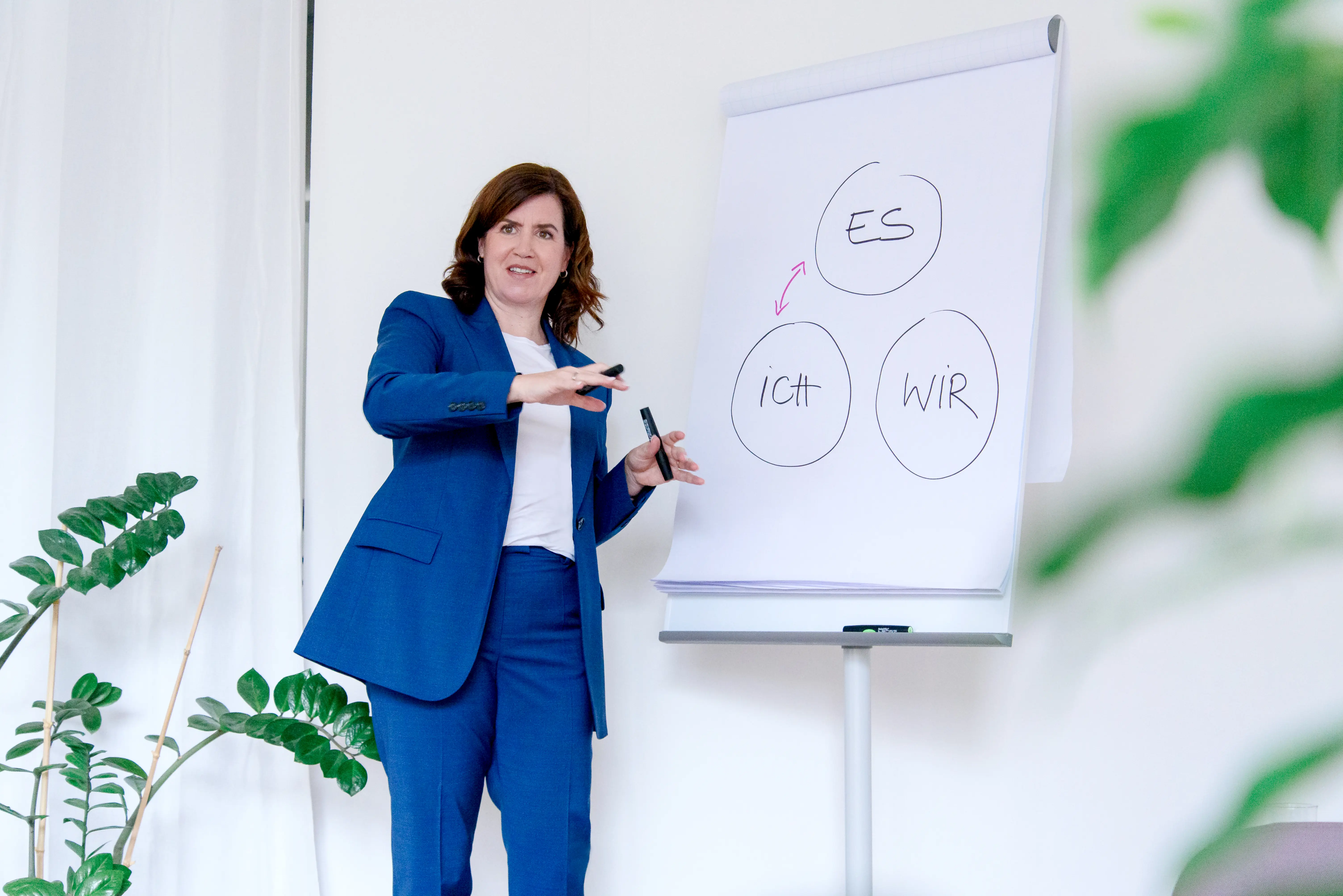 Frau präsentiert vor Publikum