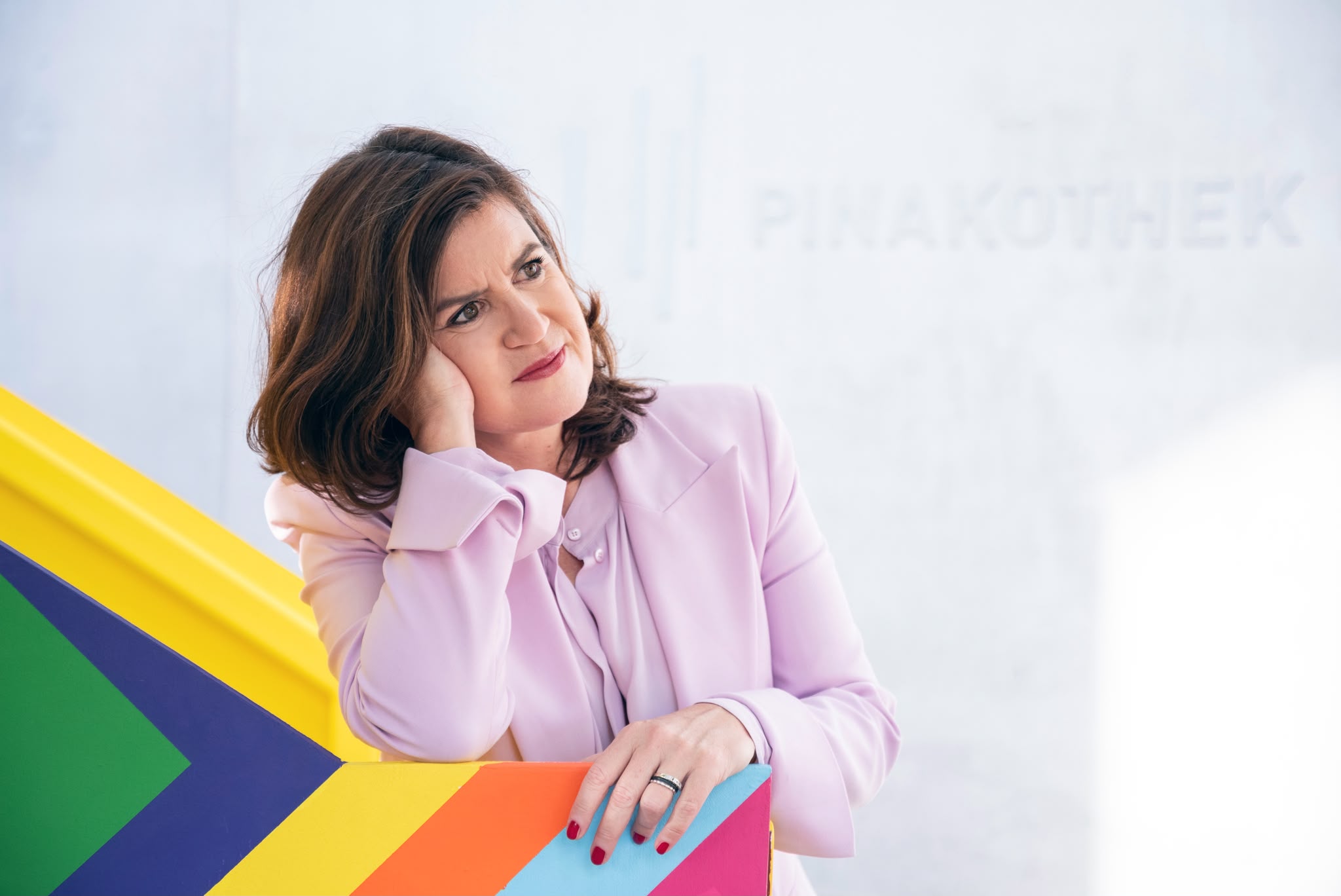 Tanja Almanstötter – stehend unter Schriftzug