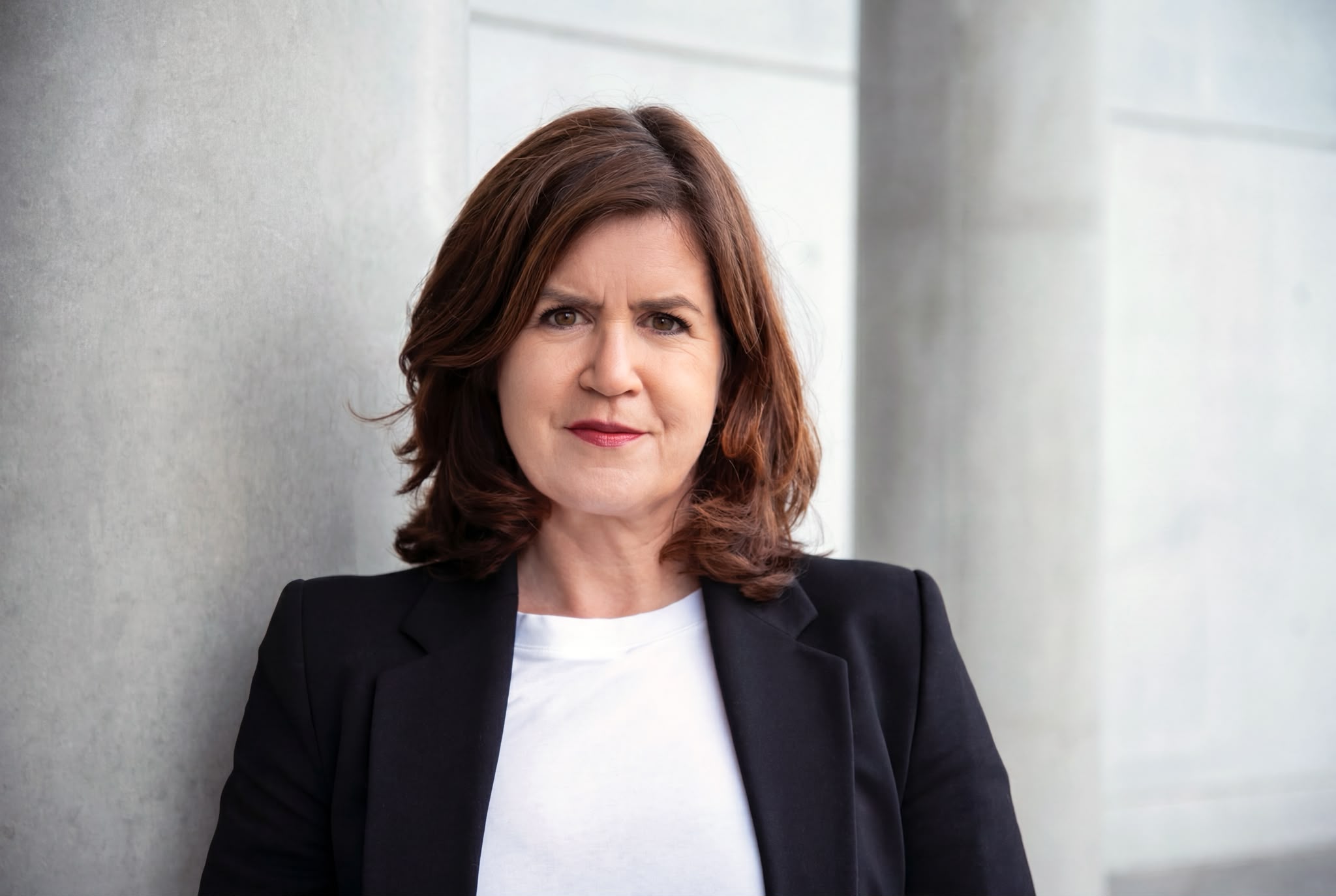 Tanja Almanstötter – auf Betontreppe sitzend