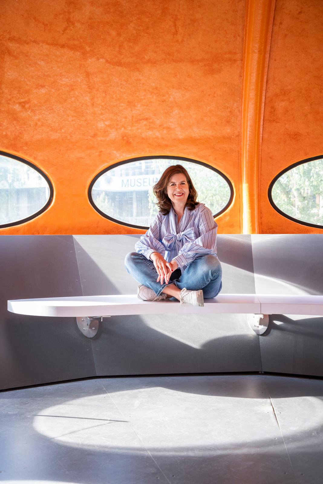 Tanja Almanstötter – sitzend im orangen Raum