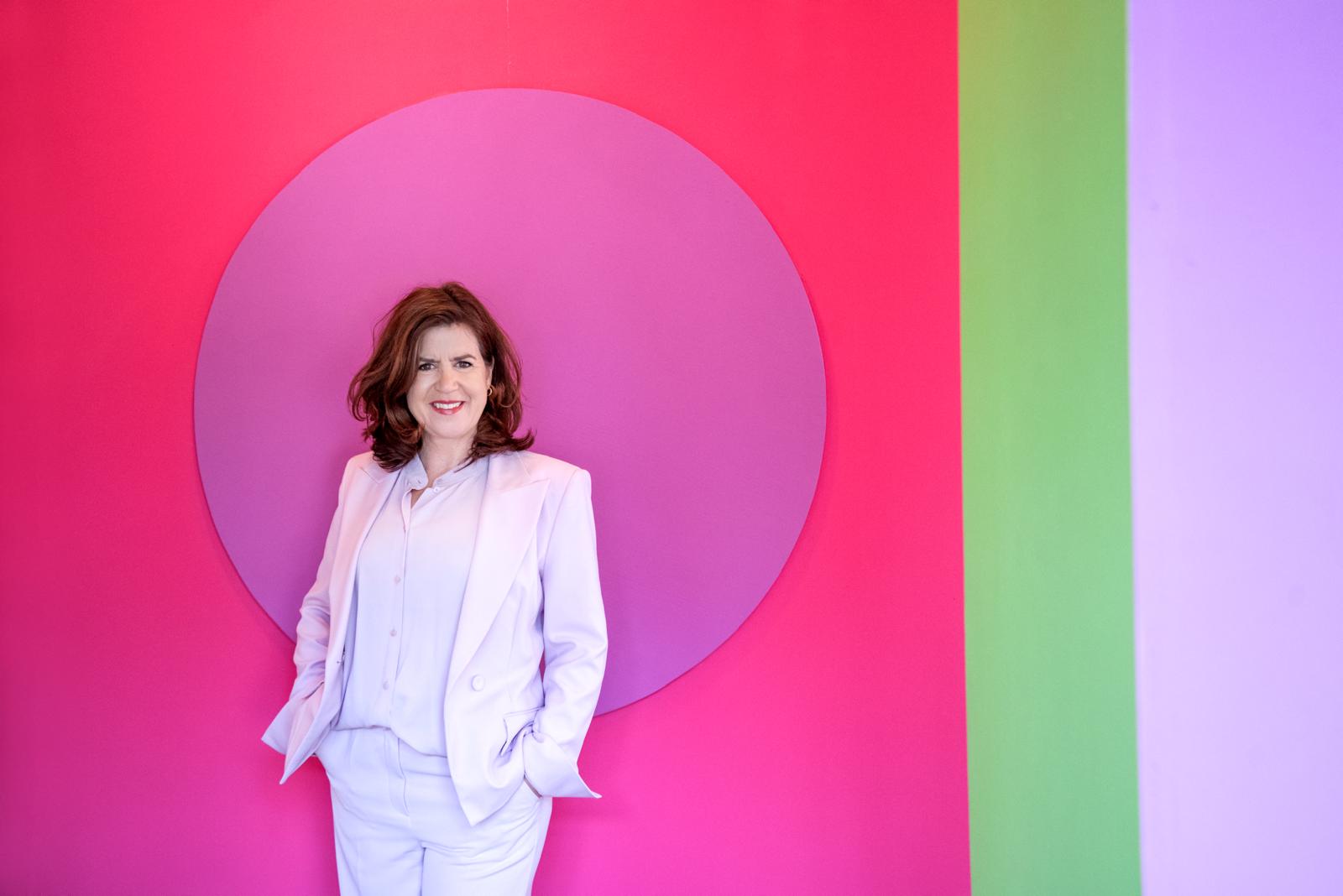 Tanja Almanstötter – vor pink-grüner Farbfläche