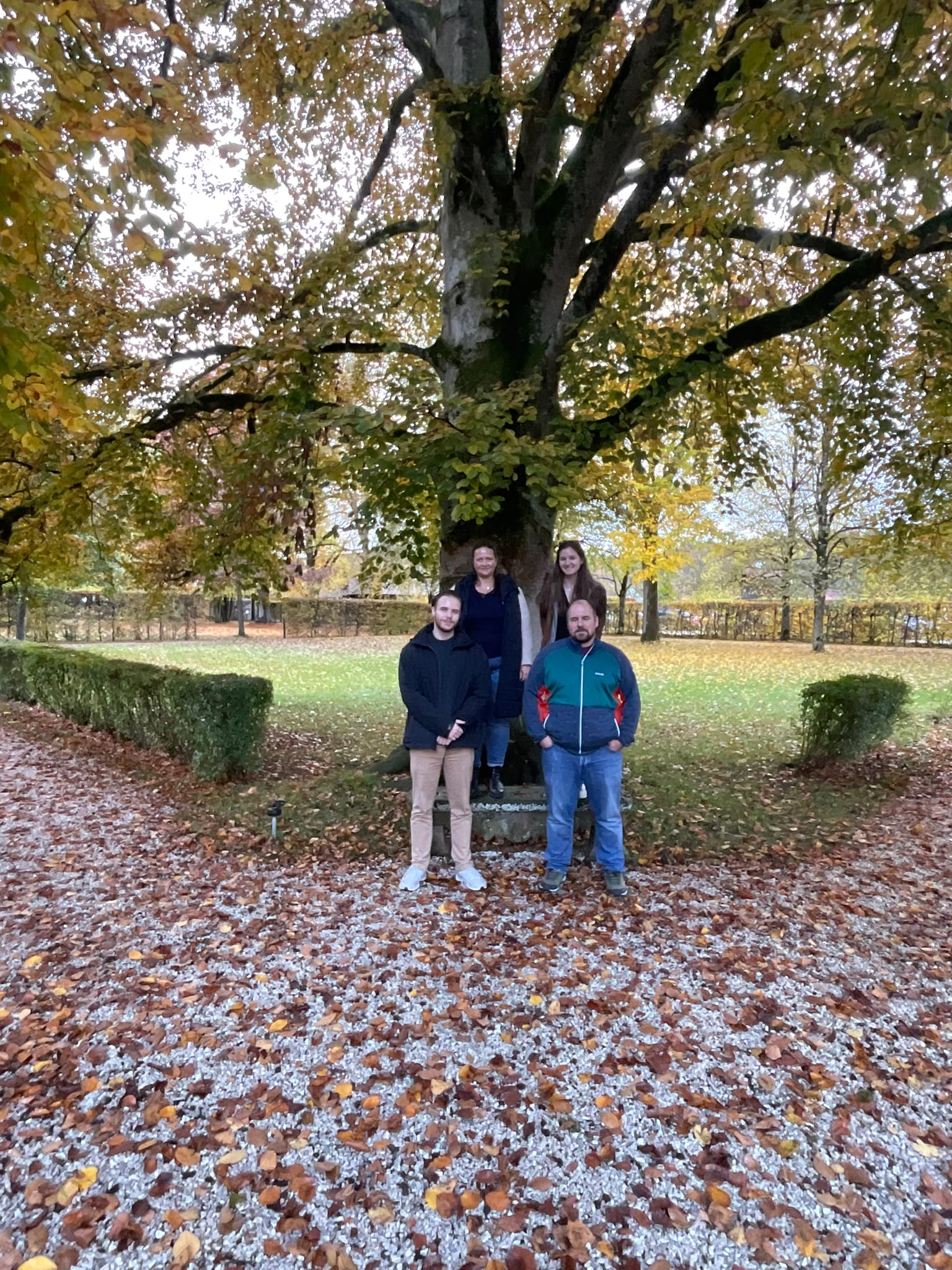 Gruppe im Gespräch im Seminarraum